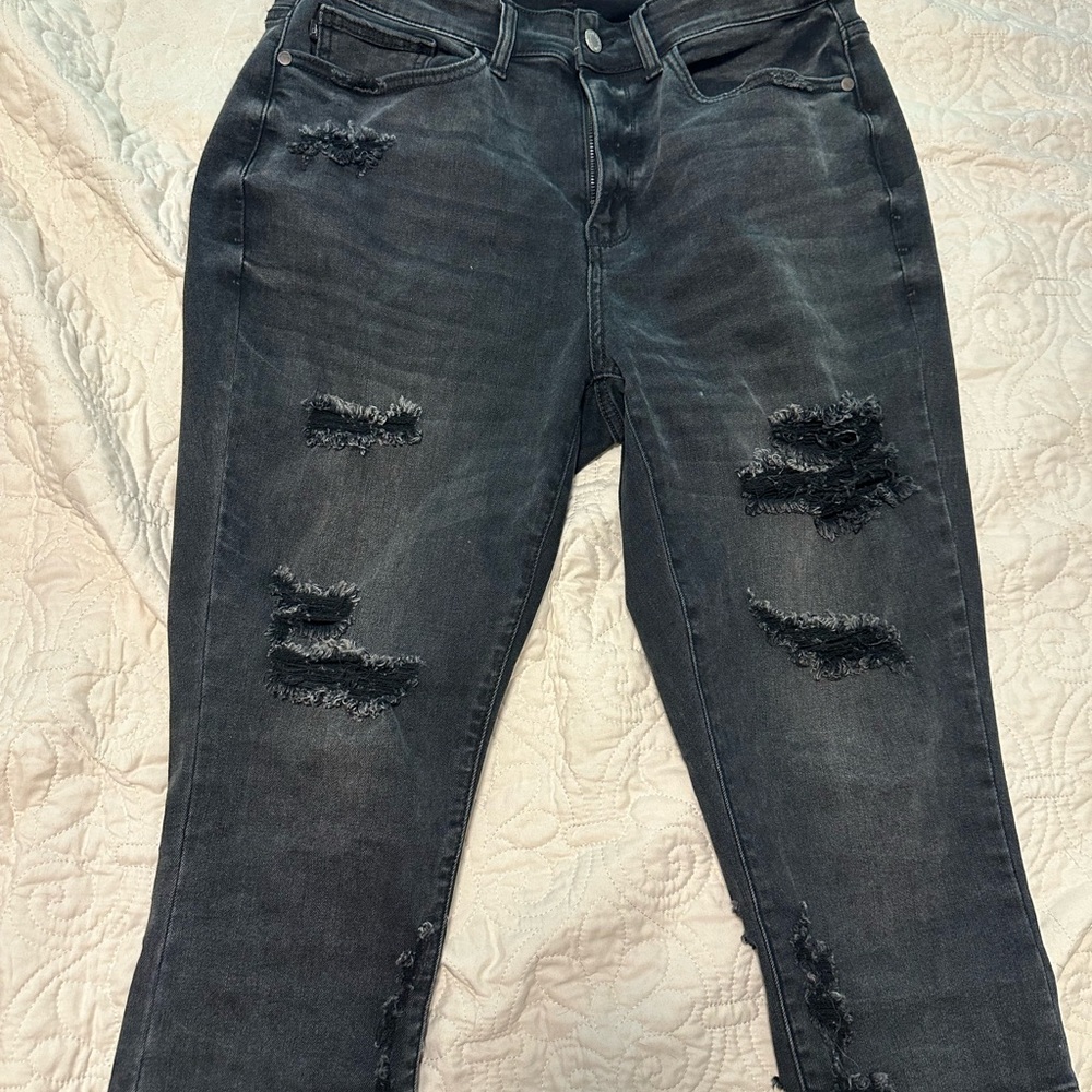 Judy Blue Distressed Skinny Jean CAPRIS